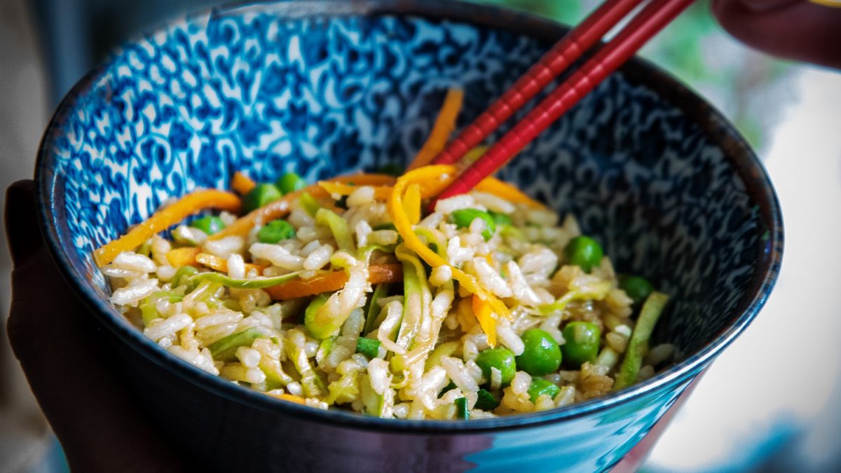 Frigideira de arroz e legumes com curry